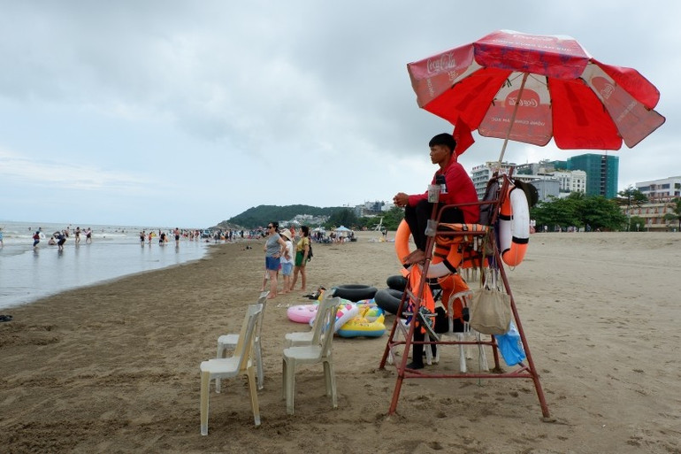 Anh Trịnh Xuân Hòa đang trực cứu hộ. dscf8433.jpg