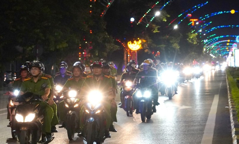 Công an Thanh Hóa tuần tra, kết hợp kiểm tra hành chính từ 8 giờ tối đến 2 giờ sáng. cac-to-cong-tac-da-to-chuc-dieu-hanh-bieu-duong-luc-luong-02.jpg