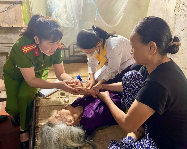 Thu nhận ADN tại các gia đình liệt sĩ có thân nhân già yếu, không đi lại được. 1000015348.jpg