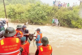 Đồn Biên phòng Cửa khẩu Hồng Vân (thành phố Huế) cùng các lực lượng công an, quân sự, dân quân địa phương tổ chức cứu trợ người dân thôn Ta Lo A Hố (xã Hồng Vân trước đây) bị cô lập, chia cắt trong mưa lũ. (Ảnh: CÔNG HẬU)