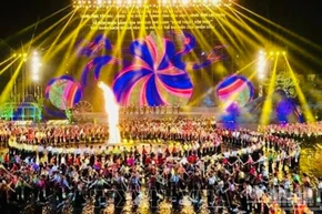 Màn đại xòe Thái tại Lễ hội. (Ảnh: THANH SƠN)