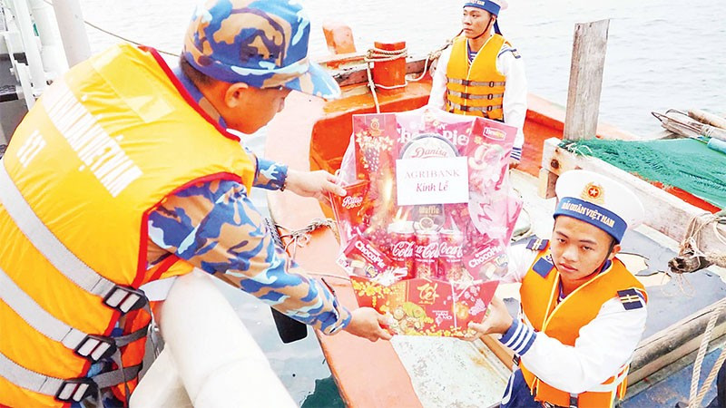 Những phần quà mang nặng nghĩa tình của đoàn công tác đến với cán bộ, chiến sĩ đang làm nhiệm vụ tại vùng đảo Tây Nam.