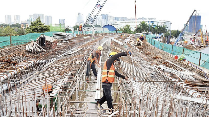 Công nhân thi công tại Dự án nút giao thông An Phú, cửa ngõ phía đông Thành phố Hồ Chí Minh.