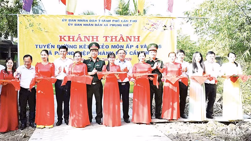 Ban Tổ chức Tết quân dân 2026 khánh thành tuyến giao thông nông thôn ở xã Phụng Hiệp.