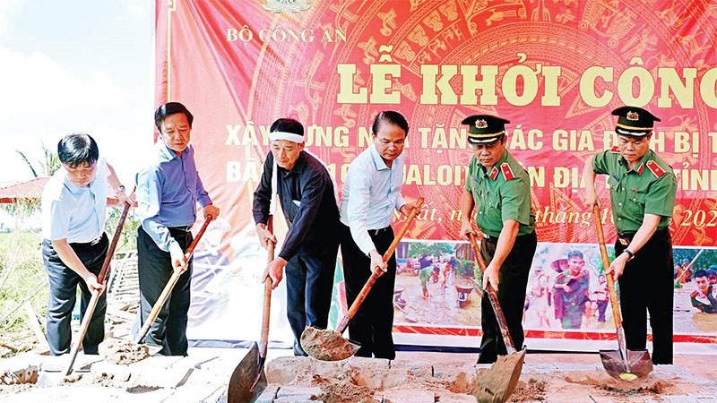 Các đồng chí lãnh đạo tỉnh Ninh Bình, Bộ Công an, Công an tỉnh thực hiện nghi thức Khởi công xây dựng nhà ở tặng các gia đình bị thiệt hại do giông lốc.