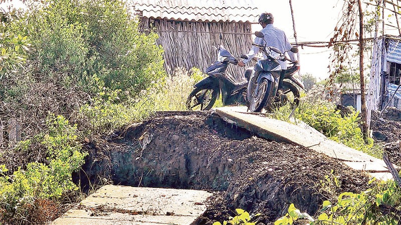 Khu vực sạt lở gần cửa biển Bồ Đề thuộc xã Tam Giang làm hư hỏng nặng lộ giao thông nông thôn, đi lại của người dân gặp nhiều khó khăn.