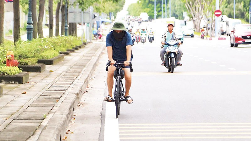 Tổ chức làn đường riêng cho xe đạp nằm dọc đại lộ Mai Chí Thọ giúp người đi xe đạp lưu thông an toàn và thuận tiện.