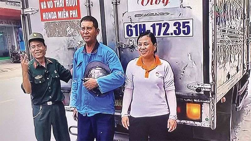 Ông Nguyễn Đức Quân va bà Phạm Thị Vân (bên phải) và chiếc xe “cứu nạn” của mình.