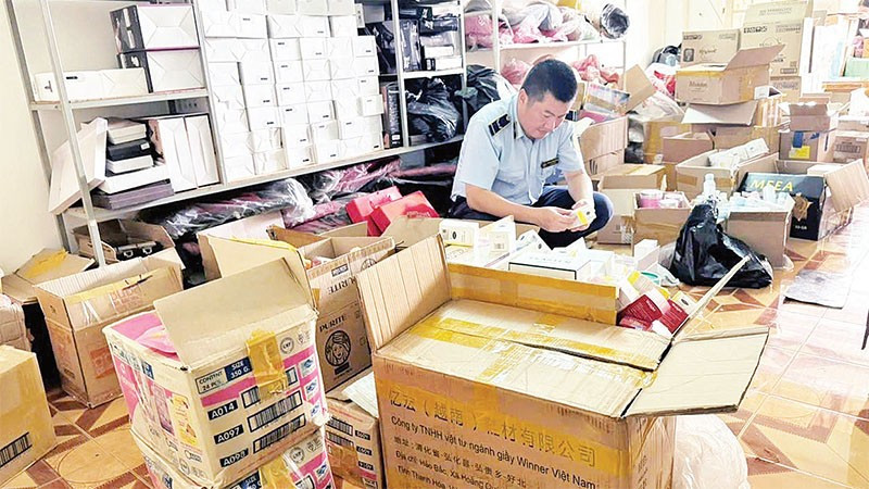Đội Quản lý thị trường thương mại điện tử, cơ động, Chi cục Quản lý thị trường tỉnh Đắk Lắk kiểm tra, phát hiện, xử lý một cơ sở kinh doanh mỹ phẩm không rõ nguồn gốc, xuất xứ tại phường Tân Thành, thành phố Buôn Ma Thuột.