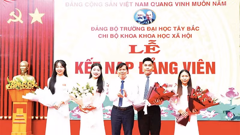 Lãnh đạo Đảng ủy các cơ quan Đảng tỉnh Sơn La tặng hoa chúc mừng các đảng viên. (Ảnh TRẦN HIỀN)