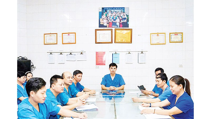 Bác sĩ Lê Ngọc Hào, Trưởng khoa Gây mê hồi sức, Bệnh viện đa khoa Hưng Yên chủ trì giao ban hằng ngày tại khoa. (Ảnh BÁO HƯNG YÊN)