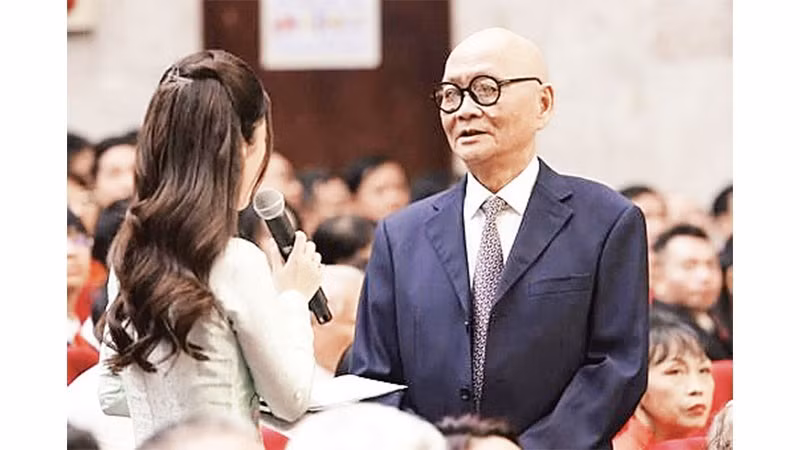 Giáo sư Hoàng Đạo Kính trò chuyện trong Đại hội Thi đua yêu nước thành phố Hà Nội 2025. (Ảnh NHẬT BẮC)