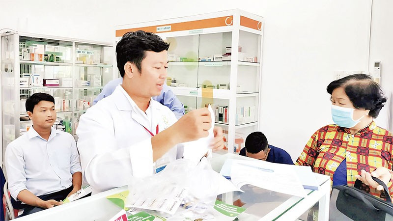 Người bệnh được hướng dẫn sử dụng thuốc tại phòng khám bác sĩ gia đình.