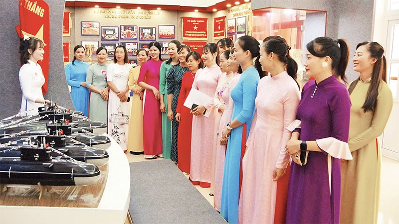 Các hội viên tham quan, học tập tại phòng truyền thống đơn vị. (Ảnh CTV HQ)