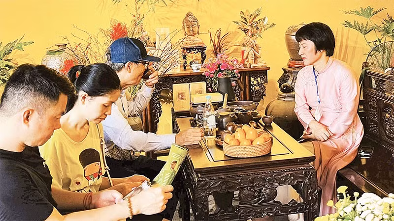 Giới thiệu văn hóa trà tại Lễ hội Văn hóa thế giới.