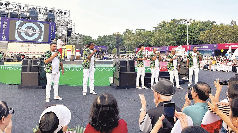 Lễ hội văn hóa thế giới tổ chức tại Hà Nội năm 2025 thu hút hàng nghìn du khách trong nước và quốc tế.