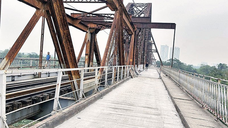 Nhiều đoạn mặt cầu được trải bê-tông cốt thép nhằm tăng tính chịu lực.