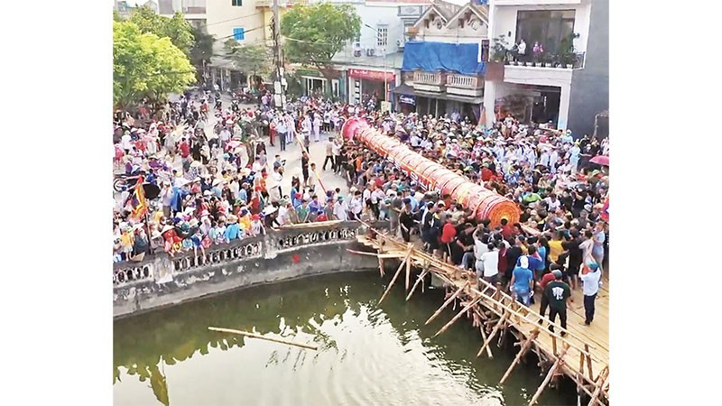 Cây đình liệu khổng lồ được trai tráng trong làng rước ra đền Lộng Khê.