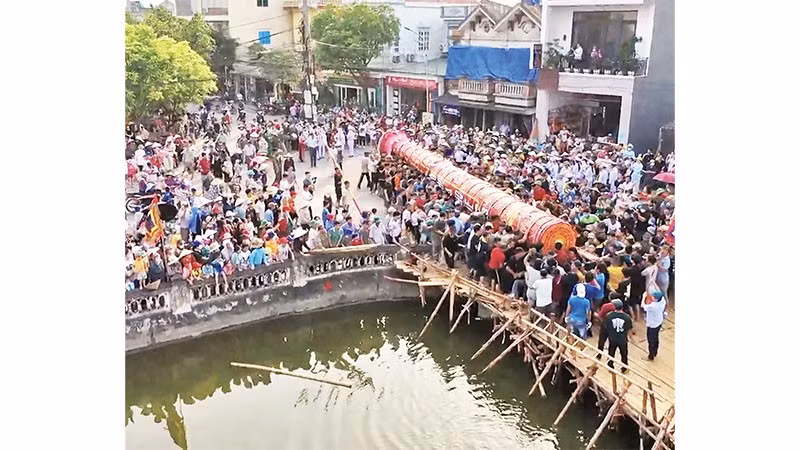 Cây đình liệu khổng lồ được trai tráng trong làng rước ra đền Lộng Khê.