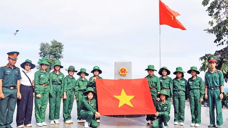 1. Các em tham quan cột mốc ba biên, học về tình yêu quê hương đất nước, về giá trị hòa bình và sự thiêng liêng của chủ quyền lãnh thổ.