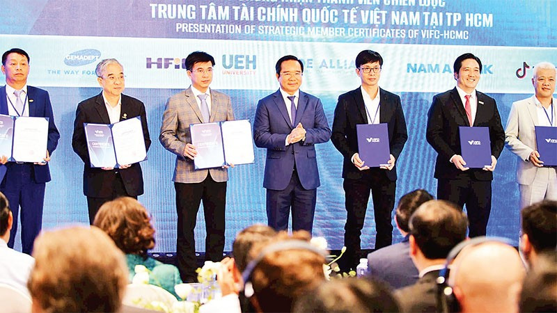 Trao chứng nhận thành viên chiến lược Trung tâm Tài chính quốc tế Việt Nam tại Thành phố Hồ Chí Minh. 