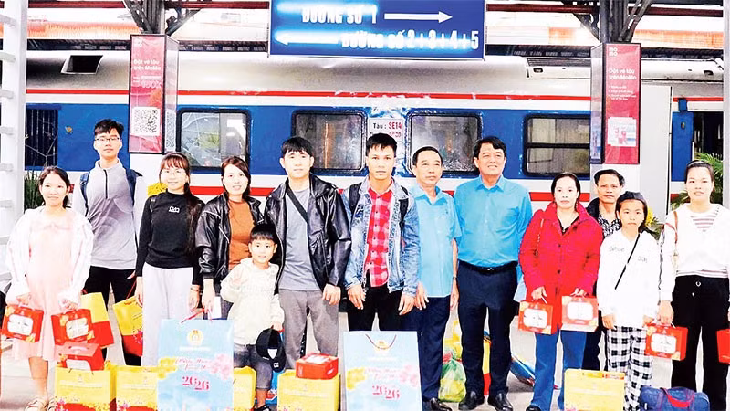 Lãnh đạo Liên đoàn Lao động Thành phố Hồ Chí Minh chúc Tết, tặng quà các gia đình công nhân trước khi họ về quê trên chuyến tàu Công đoàn. 