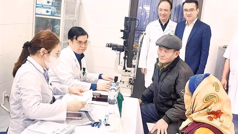 Cán bộ y tế Bệnh viện Mắt Hải Phòng khám sàng lọc, phát hiện các bệnh về mắt cho người dân.