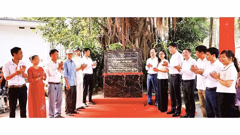 Gắn biển “Dân vận khéo” cho công trình “Nhân dân xóm Nội-thôn Vật Lại 2, xã Vật Lại hiến đất mở rộng đường giao thông”.