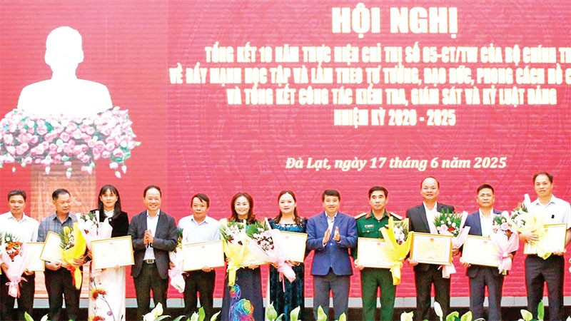 Tỉnh Lâm Đồng khen thưởng, biểu dương các tập thể có thành tích xuất sắc trong học tập và làm theo tư tưởng, đạo đức, phong cách Hồ Chí Minh giai đoạn 2016-2025.