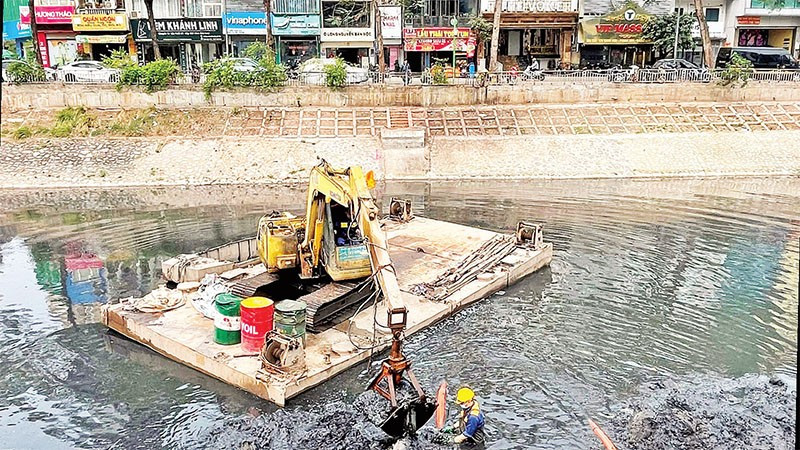 Nhân viên Công ty Thoát nước Hà Nội nạo vét sông Tô Lịch.