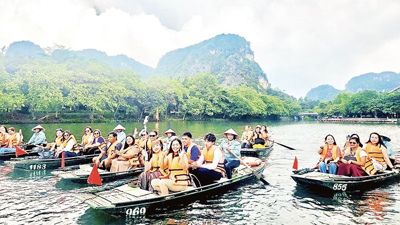 Khách quốc tế tham quan Khu du lịch sinh thái Tràng An.