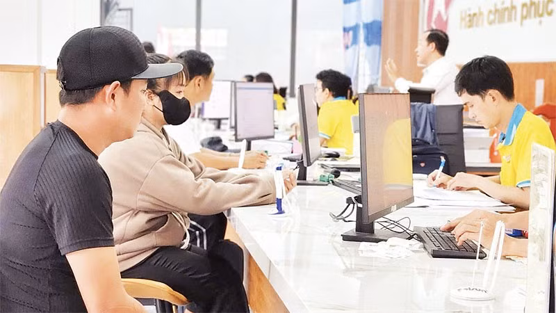 Người dân làm thủ tục hành chính tại xã Mỹ An Hưng.( Ảnh HỮU NGHĨA)