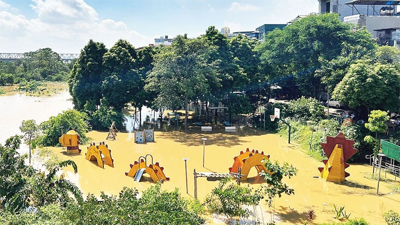 Một khu vui chơi ngoài đê ngập sâu trong nước.