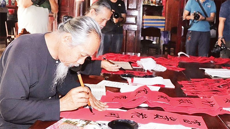 Các “ông đồ” viết liễn xuân ở Nhà Lớn Long Sơn vào ngày 21 tháng Chạp.