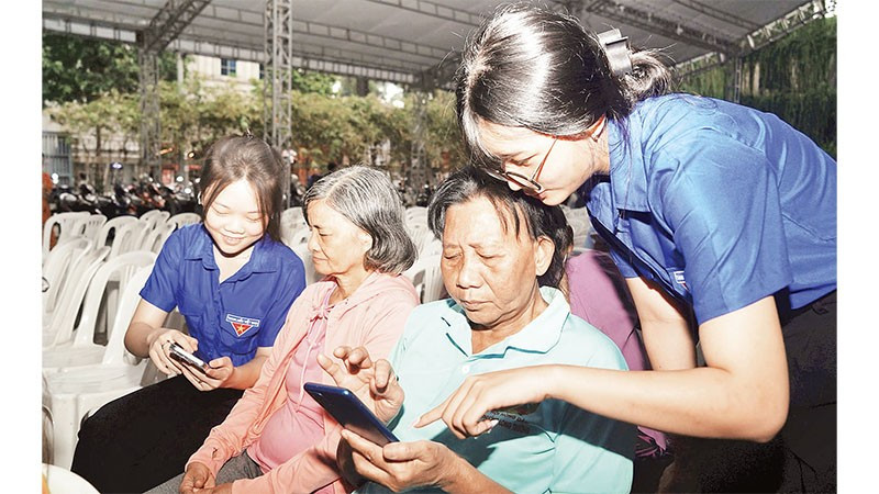 Đoàn Thanh niên phường Sài Gòn, Thành phố Hồ Chí Minh hướng dẫn người lớn tuổi về kỹ năng số cơ bản. (Ảnh THẾ ANH)