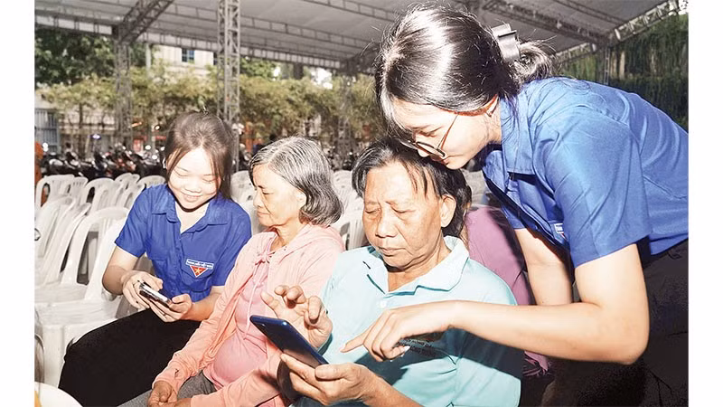Đoàn Thanh niên phường Sài Gòn, Thành phố Hồ Chí Minh hướng dẫn người lớn tuổi về kỹ năng số cơ bản. (Ảnh THẾ ANH)