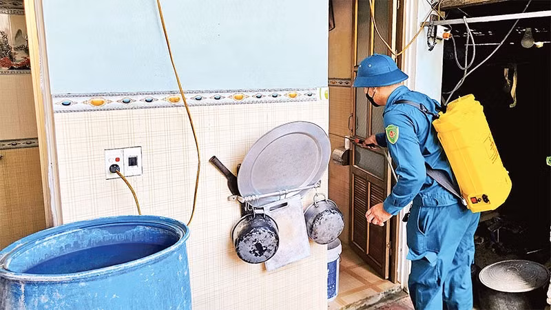 Dân quân tự vệ tỉnh Thanh Hóa phun hóa chất khử khuẩn sau mưa lũ.