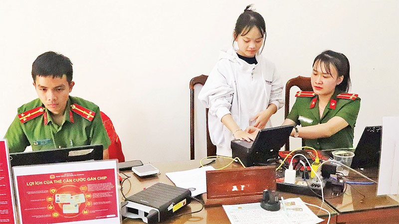 Người dân đến làm căn cước tại Công an xã Dray Bhăng, huyện Cư Kuin.