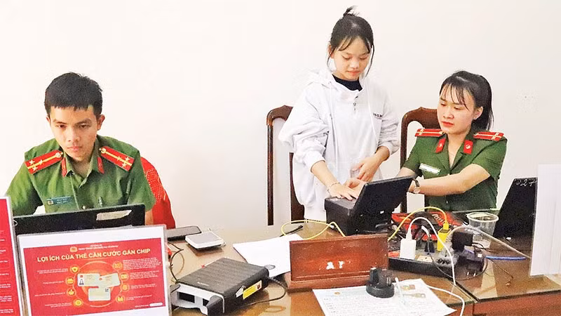 Người dân đến làm căn cước tại Công an xã Dray Bhăng, huyện Cư Kuin.