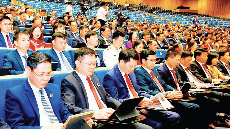Đại hội đại biểu Đảng bộ thành phố Hải Phòng lần thứ I, nhiệm kỳ 2025-2030 theo mô hình “Đại hội số”. (Ảnh Đại biểu dự Đại hội nghiên cứu tài liệu trên thiết bị số)