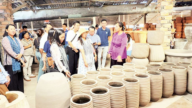 Du khách tham quan làng nghề gạch gốm ở Vĩnh Long.