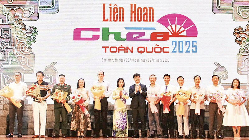 Ban Tổ chức tặng hoa các đoàn nghệ thuật tham dự liên hoan.