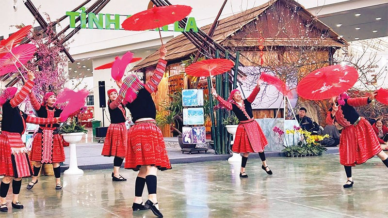 Các thiếu nữ dân tộc H'Mông trong điệu múa đón chào mùa xuân mới.