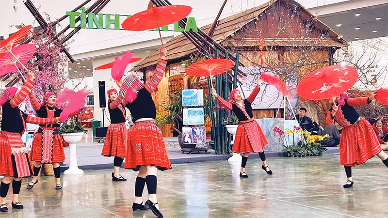 Các thiếu nữ dân tộc H'Mông trong điệu múa đón chào mùa xuân mới.