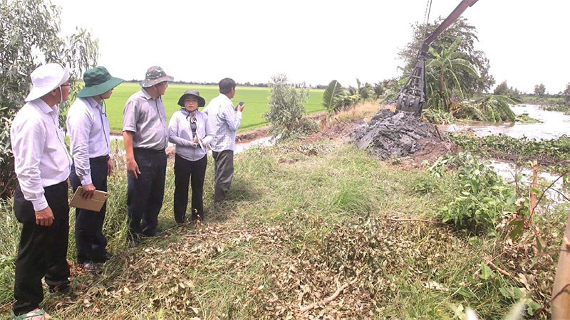 Lãnh đạo Ủy ban nhân dân tỉnh Tây Ninh kiểm tra công tác phòng chống lũ tại các ô đê bao xã Vĩnh Châu.