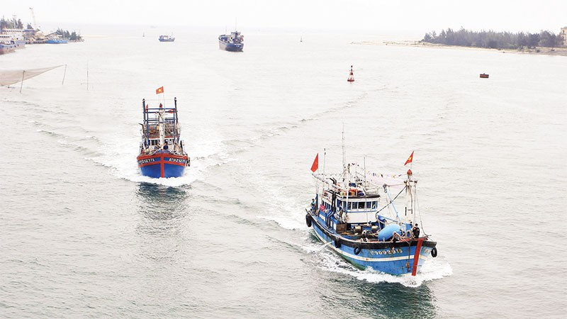 Ngư dân Quảng Trị vươn khơi bám biển.