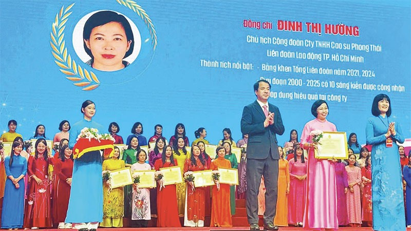 Chị Đinh Thị Hường - một trong 60 cá nhân trên toàn quốc được Tổng Liên đoàn Lao động Việt Nam tuyên dương trong phong trào “Giỏi việc nước, đảm việc nhà” giai đoạn 2020-2025.