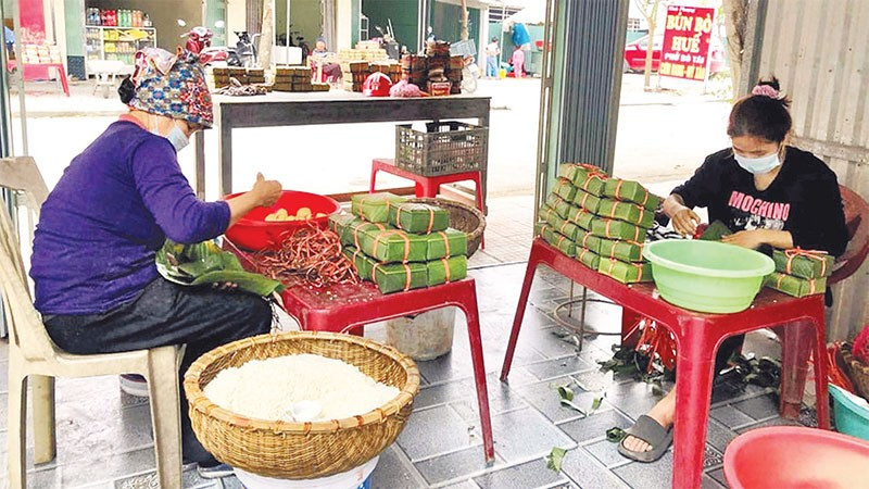 Hiện còn khoảng 10 hộ dân khu vực cầu Báng vẫn giữ nghề làm bánh chưng truyền thống.