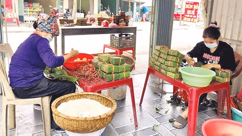 Hiện còn khoảng 10 hộ dân khu vực cầu Báng vẫn giữ nghề làm bánh chưng truyền thống.