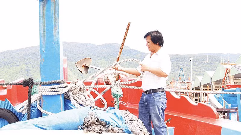 Ngư dân Nguyễn Hậu kiểm tra lại tàu cá, chuẩn bị cho những chuyến đi biển.